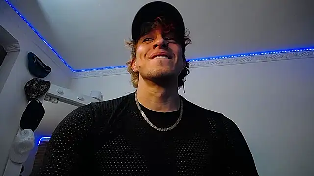 Snapshot of strongboy_ chatting on 03-19-25, 11:14 strongboy online show from 03-19-25, 11:14