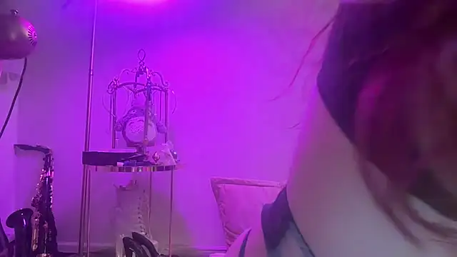 Snapshot of crystalsbaby chatting on 11-10-25, 08:30 crystalsbaby online show from 11-10-25, 08:30