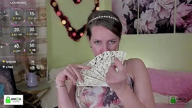 Snapshot of Queenymel chatting on 01-14-25, 08:15 Queenymel online show from 01-14-25, 08:15