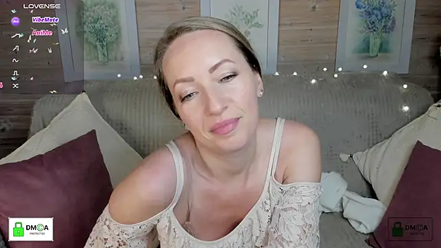 Snapshot of Queenymel chatting on 10-22-25, 03:45 Queenymel online show from 10-22-25, 03:45