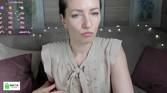 Snapshot of Queenymel chatting on 11-09-25, 03:21 Queenymel online show from 11-09-25, 03:21