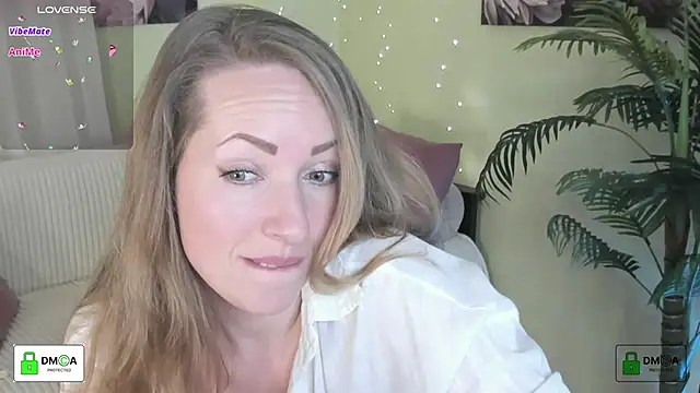 Snapshot of Queenymel chatting on 03-11-26, 04:13 Queenymel online show from 03-11-26, 04:13