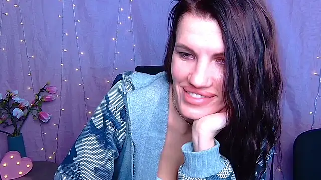 Snapshot of MilaLoona chatting on 02-21-26, 08:37 MilaLoona online show from 02-21-26, 08:37