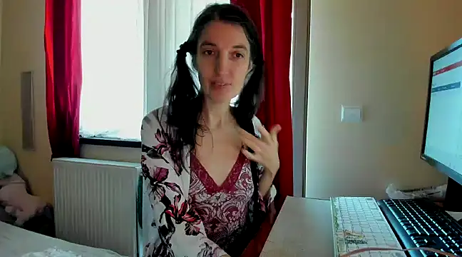 Snapshot of AliceisHome chatting on 01-05-25, 10:32 AliceisHome online show from 01-05-25, 10:32