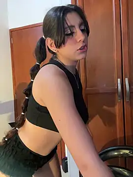 Snapshot of loolla_23 chatting on 02-25-25, 03:52 loolla 23 online show from 02-25-25, 03:52