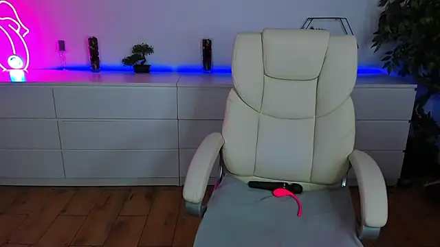 Snapshot of Kamilla_Hot chatting on 10-25-25, 06:02 Kamilla Hot online show from 10-25-25, 06:02