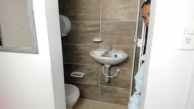 isabella florez online show from 01-21-25, 06:02