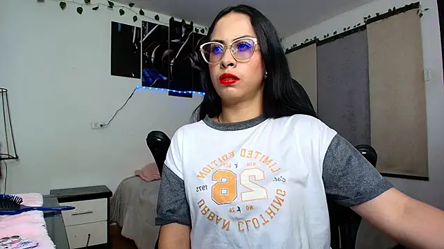 Snapshot of yesie_hot chatting on 06-17-26, 02:25 yesie hot online show from 06-17-26, 02:25