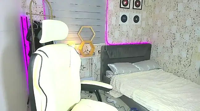 Snapshot of AlexandraMooree chatting on 01-13-25, 02:39 AlexandraMooree online show from 01-13-25, 02:39