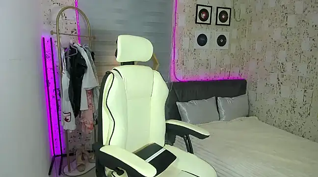 Snapshot of AlexandraMooree chatting on 01-17-25, 09:39 AlexandraMooree online show from 01-17-25, 09:39