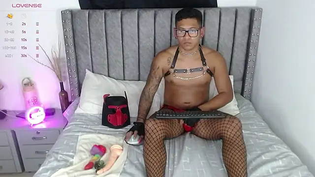 Snapshot of TomLover_12 chatting on 01-08-25, 01:11 TomLover 12 online show from 01-08-25, 01:11