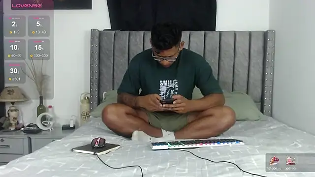 Snapshot of TomLover_12 chatting on 01-17-25, 10:01 TomLover 12 online show from 01-17-25, 10:01