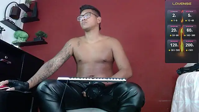 Snapshot of TomLover_12 chatting on 02-04-25, 04:18 TomLover 12 online show from 02-04-25, 04:18