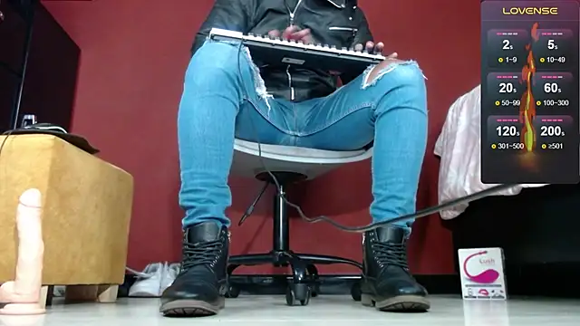 Snapshot of TomLover_12 chatting on 02-10-25, 11:57 TomLover 12 online show from 02-10-25, 11:57