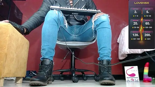 Snapshot of TomLover_12 chatting on 02-11-25, 12:05 TomLover 12 online show from 02-11-25, 12:05