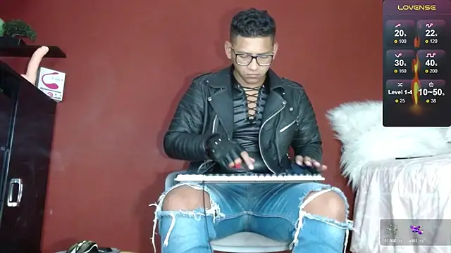 Snapshot of TomLover_12 chatting on 02-12-25, 10:24 TomLover 12 online show from 02-12-25, 10:24