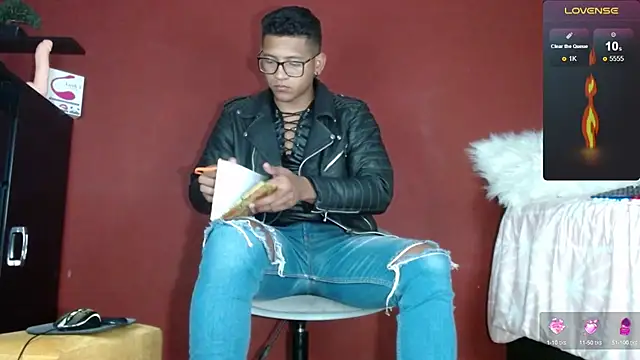 Snapshot of TomLover_12 chatting on 02-12-25, 11:41 TomLover 12 online show from 02-12-25, 11:41