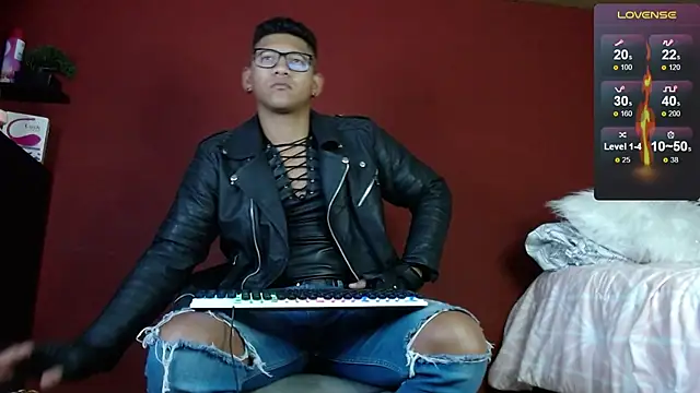 Snapshot of TomLover_12 chatting on 02-22-25, 11:13 TomLover 12 online show from 02-22-25, 11:13