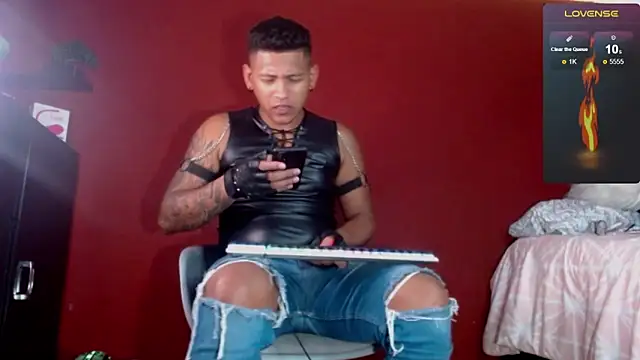 Snapshot of TomLover_12 chatting on 02-23-25, 09:05 TomLover 12 online show from 02-23-25, 09:05