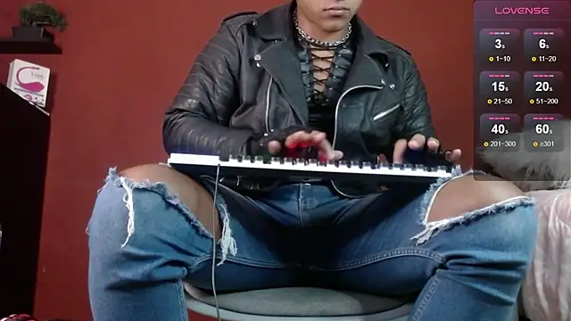 Snapshot of TomLover_12 chatting on 03-17-25, 12:04 TomLover 12 online show from 03-17-25, 12:04