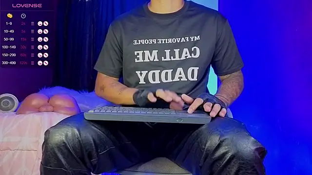 Snapshot of TomLover_12 chatting on 10-09-25, 12:25 TomLover 12 online show from 10-09-25, 12:25