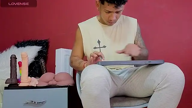 Snapshot of TomLover_12 chatting on 10-22-25, 10:42 TomLover 12 online show from 10-22-25, 10:42