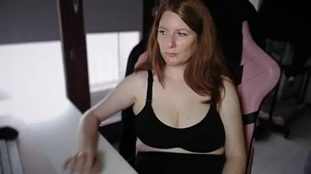 Snapshot of Exotic-Desire chatting on 12-18-25, 08:42 Exotic-Desire online show from 12-18-25, 08:42