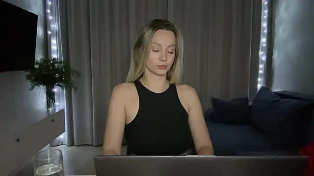 Snapshot of Alice_Wonders chatting on 12-14-24, 07:46 Alice Wonders online show from 12-14-24, 07:46