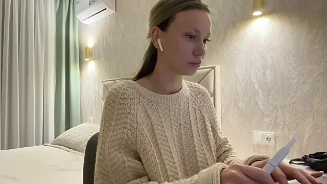 Snapshot of Alice_Wonders chatting on 01-31-25, 10:21 Alice Wonders online show from 01-31-25, 10:21
