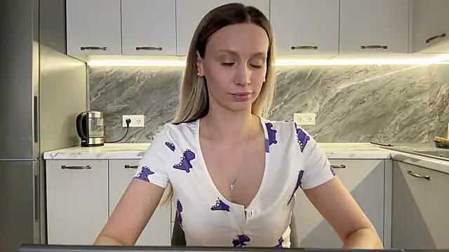 Snapshot of Alice_Wonders chatting on 03-06-25, 10:09 Alice Wonders online show from 03-06-25, 10:09
