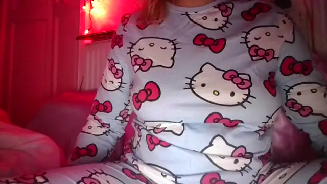 Snapshot of RealLittleRedRidingHood chatting on 03-12-25, 06:44 RealLittleRedRidingHood online show from 03-12-25, 06:44