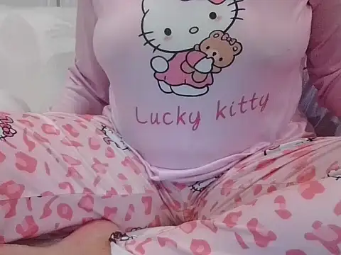 Snapshot of RealLittleRedRidingHood chatting on 10-13-25, 09:04 RealLittleRedRidingHood online show from 10-13-25, 09:04