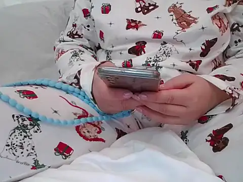 Snapshot of RealLittleRedRidingHood chatting on 11-01-25, 05:59 RealLittleRedRidingHood online show from 11-01-25, 05:59