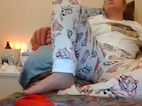 Snapshot of RealLittleRedRidingHood chatting on 11-16-25, 09:20 RealLittleRedRidingHood online show from 11-16-25, 09:20