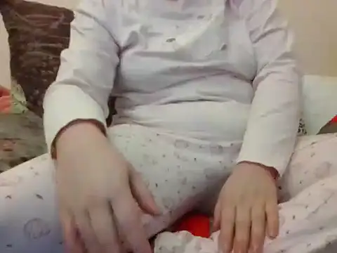 Snapshot of RealLittleRedRidingHood chatting on 11-18-25, 05:39 RealLittleRedRidingHood online show from 11-18-25, 05:39