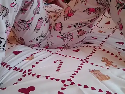 Snapshot of RealLittleRedRidingHood chatting on 11-24-25, 01:00 RealLittleRedRidingHood online show from 11-24-25, 01:00