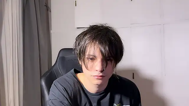 Snapshot of SasukeUhchiaa chatting on 02-12-26, 02:17 SasukeUhchiaa online show from 02-12-26, 02:17