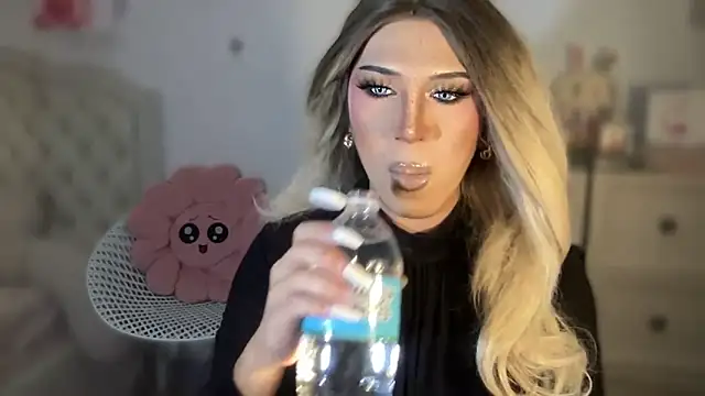 Snapshot of Ts_glamxxxx chatting on 10-04-25, 12:19 Ts glamxxxx online show from 10-04-25, 12:19