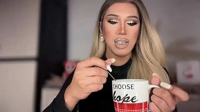 Snapshot of Ts_glamxxxx chatting on 01-08-26, 12:35 Ts glamxxxx online show from 01-08-26, 12:35