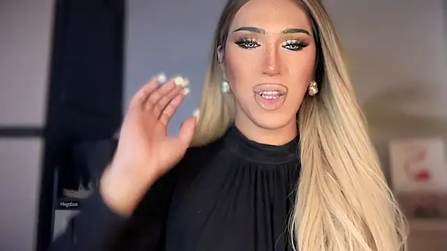 Snapshot of Ts_glamxxxx chatting on 01-11-26, 02:05 Ts glamxxxx online show from 01-11-26, 02:05