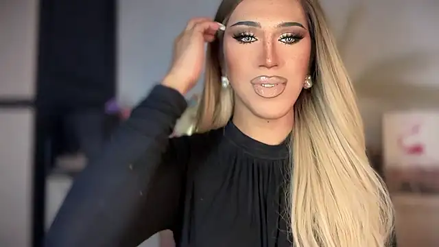 Snapshot of Ts_glamxxxx chatting on 01-12-26, 02:39 Ts glamxxxx online show from 01-12-26, 02:39