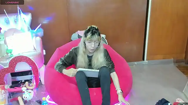 Skinygirl online show from 04-15-26, 10:21