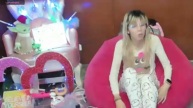 Skinygirl online show from 04-24-26, 10:23