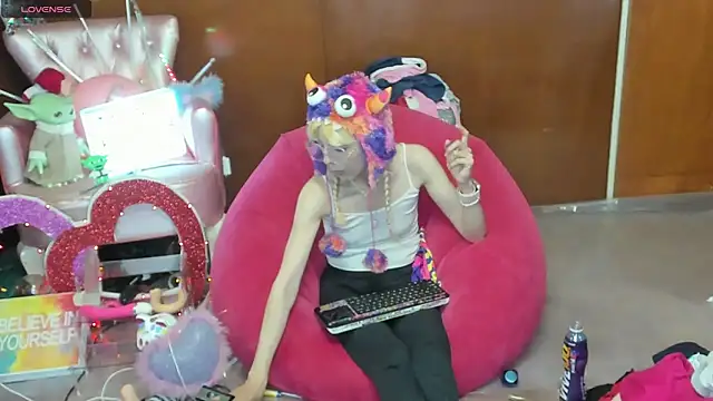 Skinygirl online show from 04-29-26, 11:44