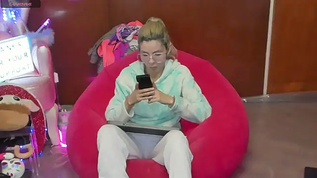 Skinygirl online show from 06-18-26, 12:55