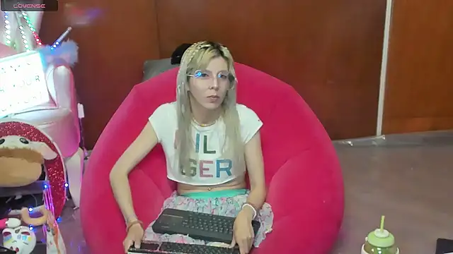 Skinygirl online show from 06-20-26, 12:14