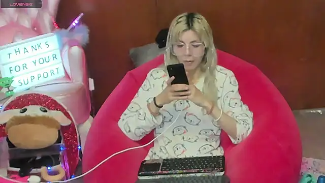 Skinygirl online show from 06-20-26, 10:34