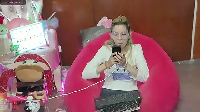 Skinygirl online show from 06-26-26, 11:53