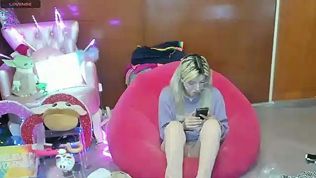 Skinygirl online show from 07-12-26, 11:51