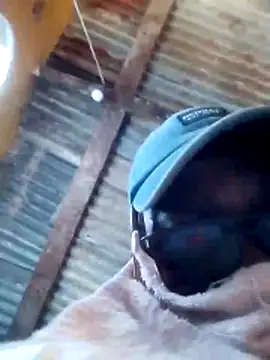 Snapshot of LULE37587001 chatting on 12-14-25, 01:49 LULE37587001 online show from 12-14-25, 01:49